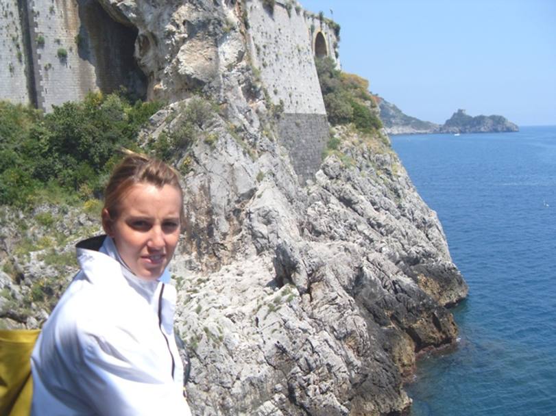 Tania Cagnotto sulla scogliera di Furore, in costiera amalfitana 